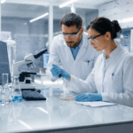 Kobieta i mężczyzna badają Tropokolagen Drink